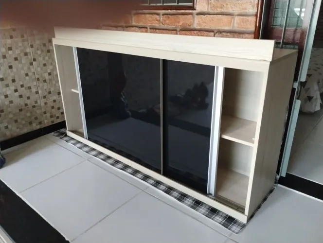 Armário de parede com 2 portas de correr medindo 147 x 73 x 30