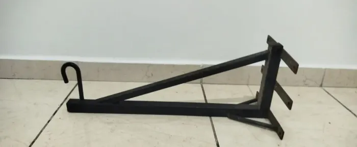 Suporte metálico resistente para fixação de saco de pancada. Estrutura em ferro reforçado.