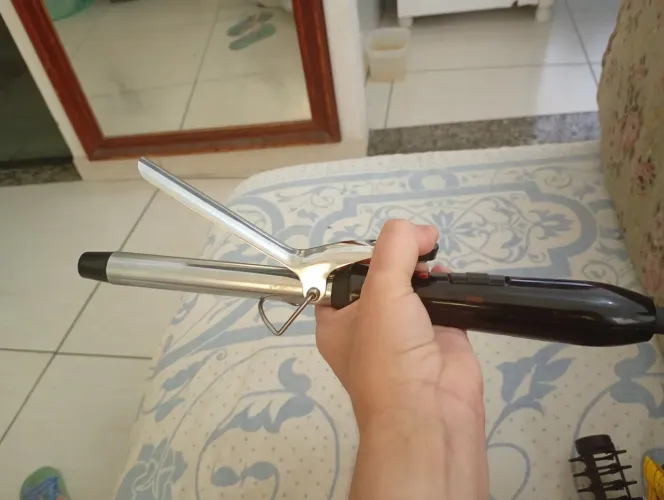Babyliss usado, em perfeito estado. Bivolt 127V/220V. Acompanha acessório. R$100.