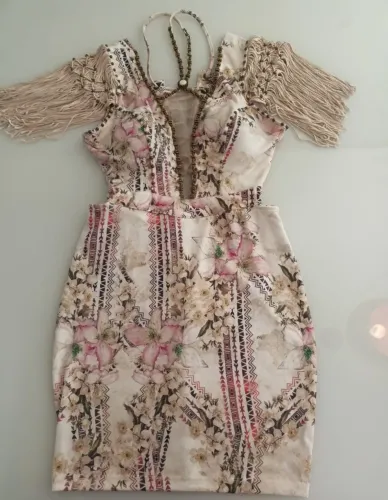 Vestido feminino estampado com franjas nas mangas
