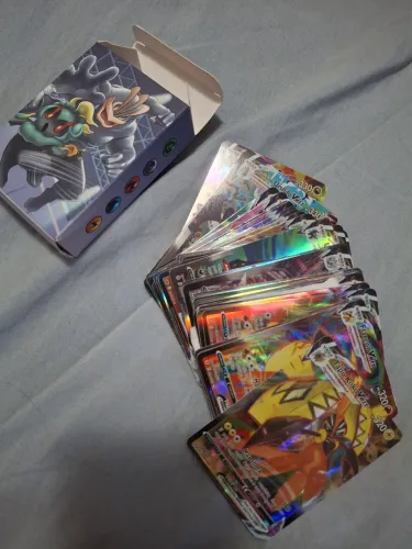 Caixa com 50 cartas vmax pokemon cromadas ( NÃO são copag)