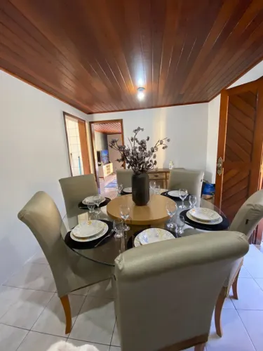 Mesa com tampo de vidro com passa prato 