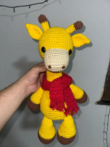 pelúcia girafa de crochê