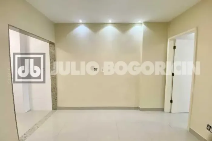 Humaitá- sala quarto, studio, reformadíssimo, estado de primeira locação.