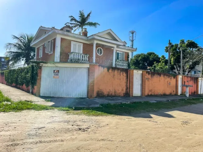 Casa à venda com piscina, churrasqueira, localizada na Praia da Enseada no Guarujá.