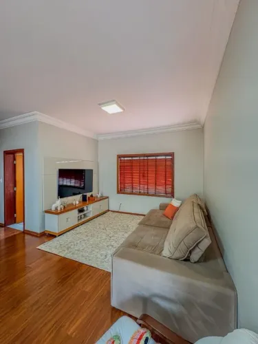 Casa em Franca SP , Jardim Califórnia, 03 dormitórios amplos sendo 01 suíte, garagem para 