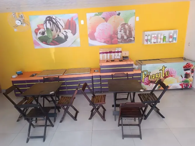 Açaiteria, freezer, 2 mesas com cadeira e quadros