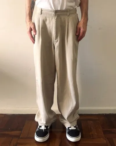 Calça Masculina Over Fit Bege com Pregas em Algodão