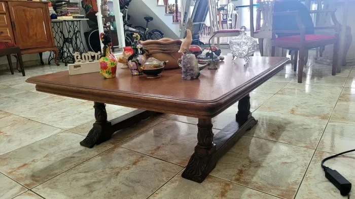 ?VENDO  Relíquia para a sua sala: Mesa de Centro em Madeira Maciça! ?
