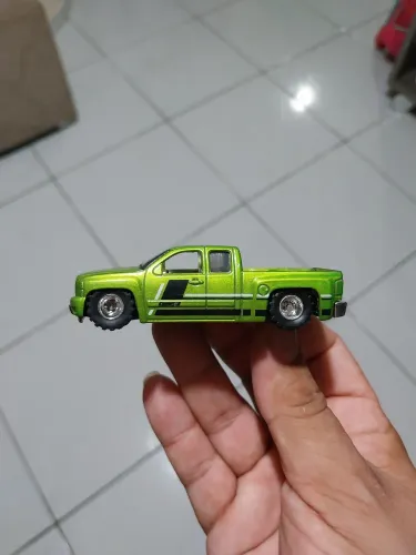 Hot Wheels 83 Chevy Silverado (com rodas modificadas)