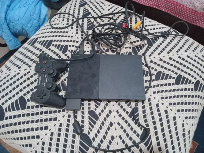 PS2 usado porém funcionando perfeitamente. Acompanha um controle e dois jogos