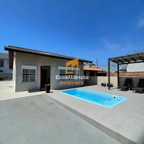Casa com piscina e amplo terreno em coroados