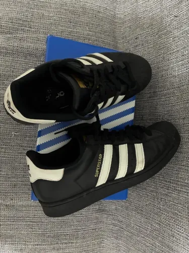 Adidas Superstar na caixa