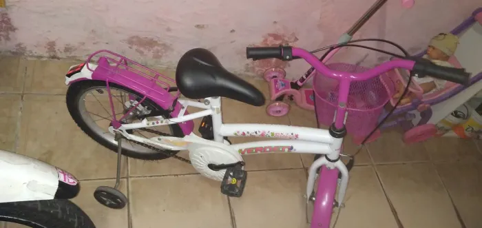 Bicicleta infantil semi-nova aro 16 toda completa usada apenas dentro de casa