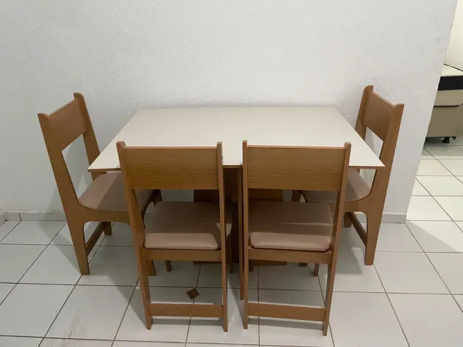 Mesa de Jantar Com 4 cadeiras em MDF
