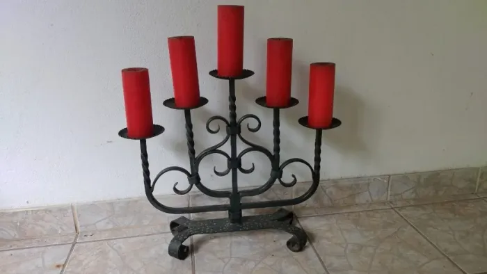 Candelabro antigo de ferro maciço