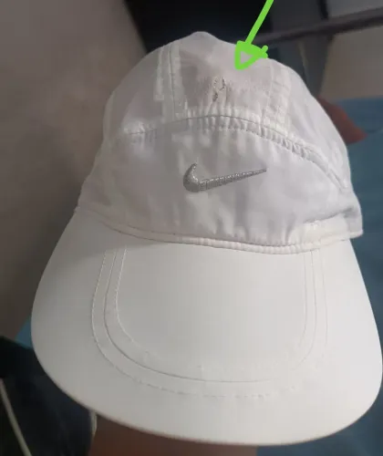 Boné Nike spiros 2 lado com pequeno detalhes mostrando nas fotos 