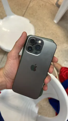 iPhone 13 Pro com detalhe na câmera