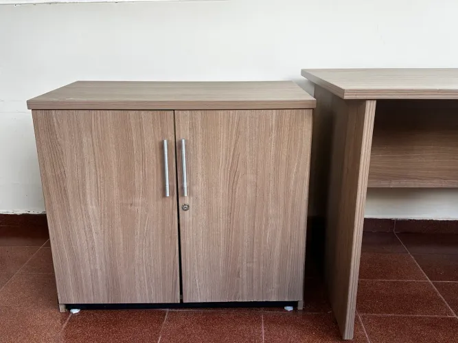 Conjunto mesa e cadeiras para escritório