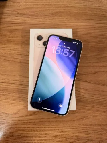 iPhone 13 com 128 GB funcionando perfeitamente.