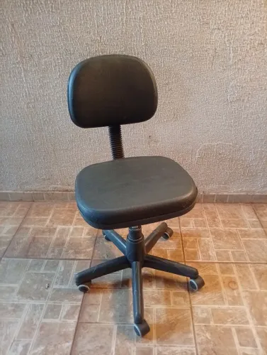 Cadeira de escritório em excelente estado