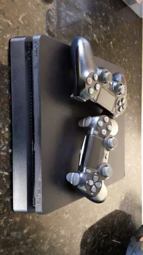 PlayStation 4 Slim 1TB + w Controles + Caixa - Usado e em excelente estado conservado
