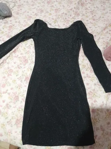 Vestido brilhante com costa nua.?