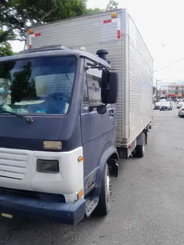Vendo caminhão Volkswagen, ano 1988,calçado emplacado e em bom estado de conservação.