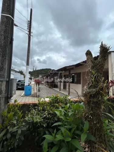 Casa semimobiliada no Centro II de Brusque
