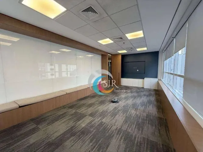 Sala comercial de 390 m² com piso elevado, forro com luminárias, ar condicionado no própri