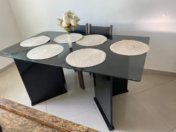Mesa de vidro com os pés de Marmore semas cadeiras