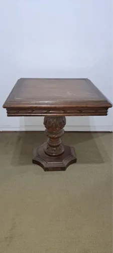 Mesa lateral de madeira maciça, para sala de estar.