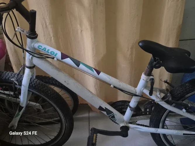 Bicicleta Caloi Ceci aro 24 na cor branca, com detalhes coloridos no quadro e selim preto