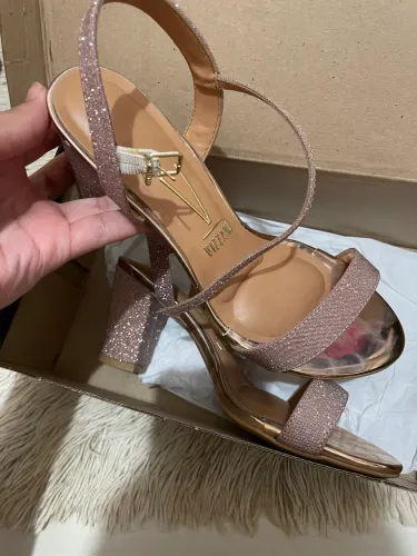 Salto novo , na cor rosé com brilho