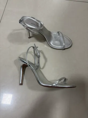 Sandália salto fino prata Arezzo 