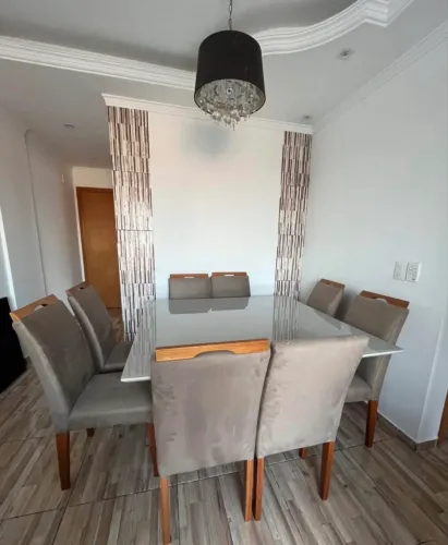 Mesa com oito cadeiras