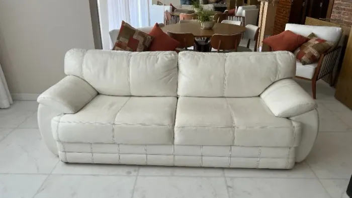 Sofá de Couro Branco 2,30mts, muito confortável, excelente estado. 