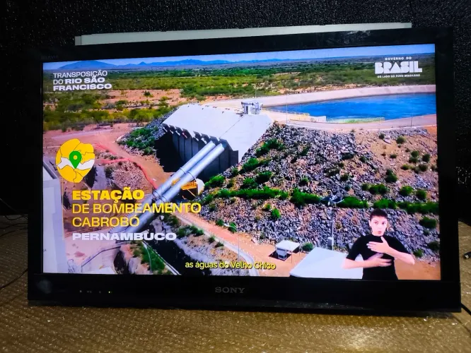 TV LED Sony 32" KDLEX725 Barata imagem linda (com detalhe, ler descrição)
