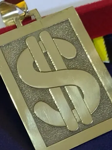 Pingente Cifrão Ouro 18 Kilates Peso 8 Gramas 33 mm Maciço