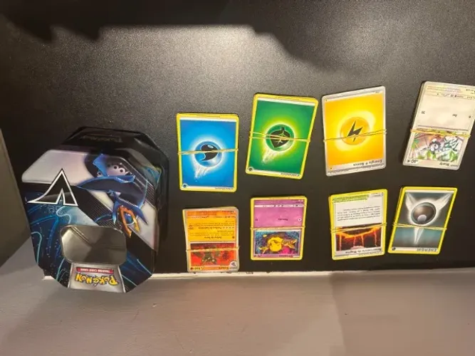 Lata com 80 cartas pokemon