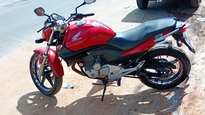 Cb300R moto nova sem detalhes , só pegar e rodar , pronta pra transferir.