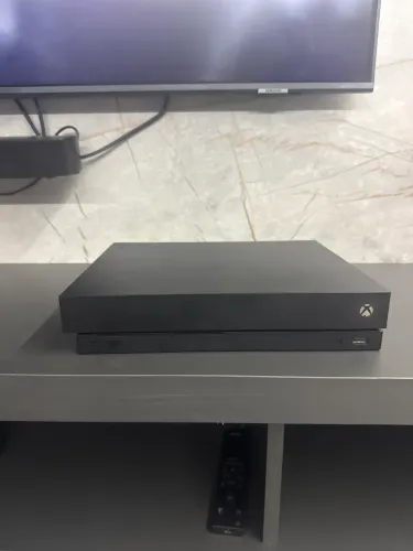 Xbox One X 1TB + 3 jogos disco (usado)