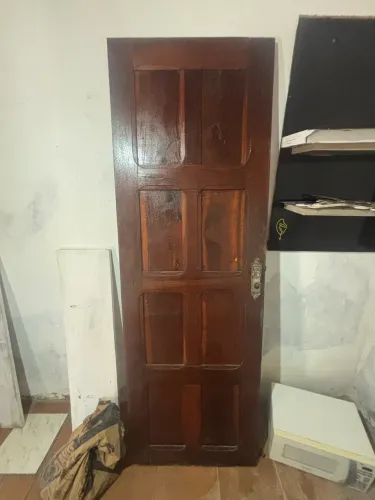 Porta em madeira envernizada c/ portal