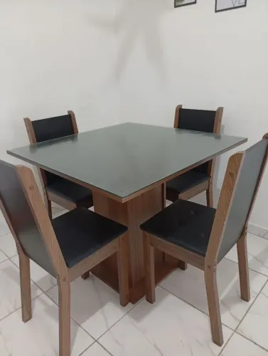 Mesa com 4 cadeiras seminova
