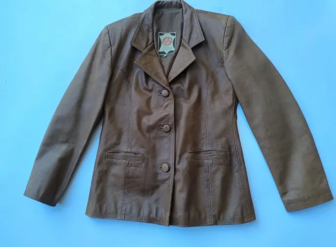 Vende-se Jaqueta de couro legítimo marrom- elegante e atemporal