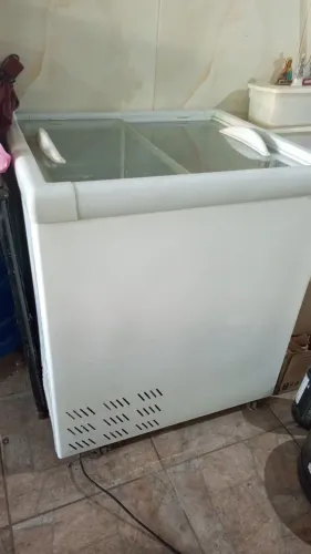 Freezer horizontal, gelando perfeitamente, semi novo