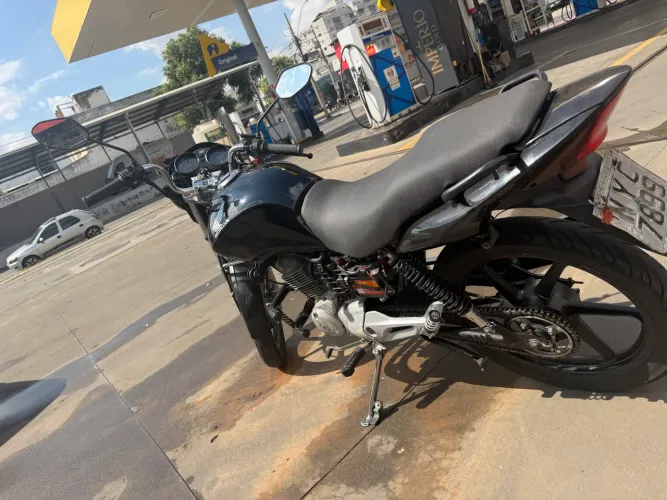 Vendo uma titan 150 veículo ta em ótimo estado .