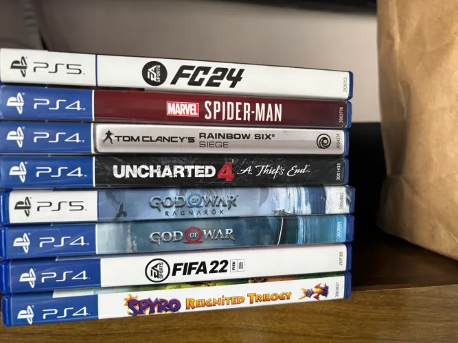 Vendo ps5 com 1 controle 8 jogos
