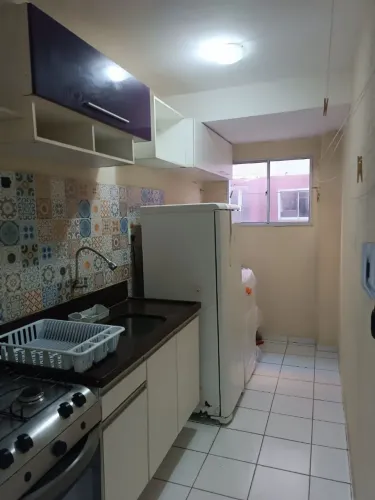 Apartamento Térreo com Área lateral murada e Mobiliado pra Locação no Bairro Sim.
