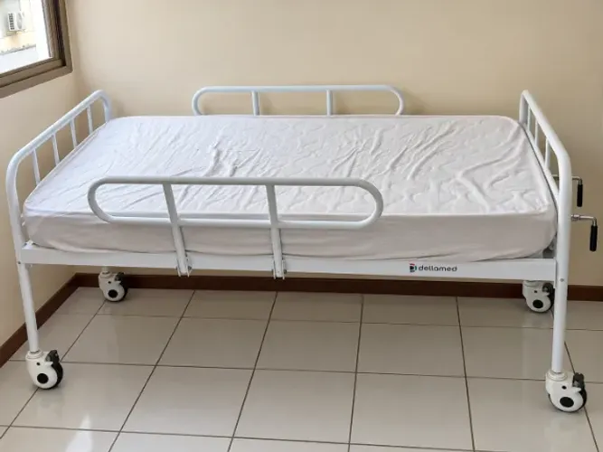 Cama hospitalar Dellamed manual com colchão - como nova